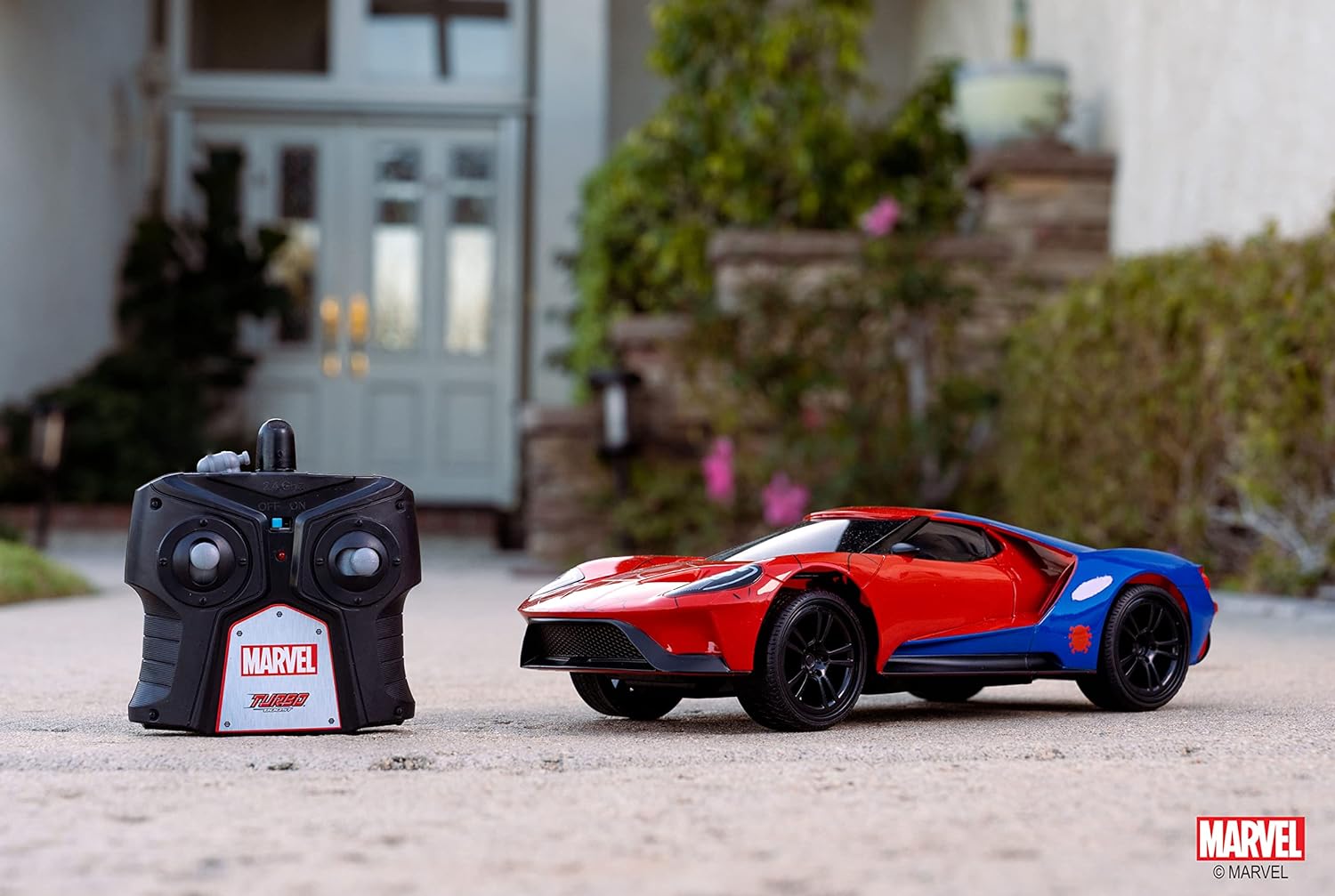 Marvel Spider-Man Radio-Controlled 2017 Ford GT Car 1: 16 Scale Red and Blue